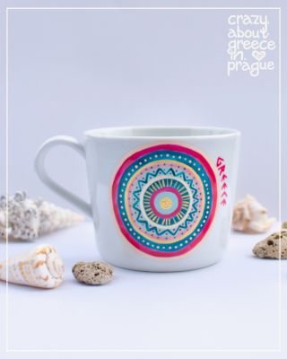 Kousek Řecka, který Tě bude provázet každé ráno. Ručně malovaný hrnek s motivem řeckého oka v hravých barvách vznikl v...