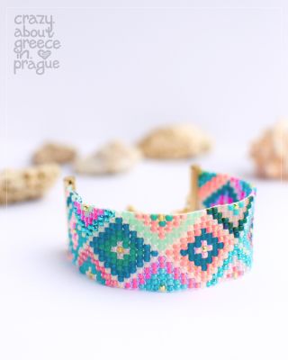 🩷 Happy vibes only… po řecku! 🇬🇷 Tenhle ručně tkaný náramek z kolekce Happy Greece je víc než jen barevný doplněk. Je to...