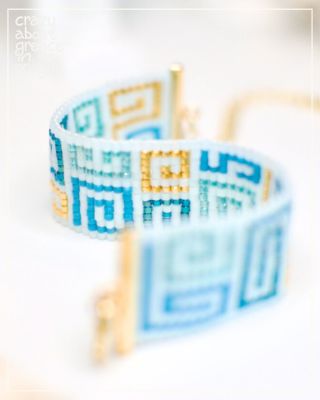 Další variace na šitý šperk Zlatý meandr s tyrkysovými tóny. Už teď na eshopu 🩵💛🤍💙 #miyukibracelet #sitynaramek...